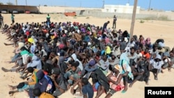 Des migrants assis dans le centre de détention de Zuwarah, en Libye. 10 octobre 2017