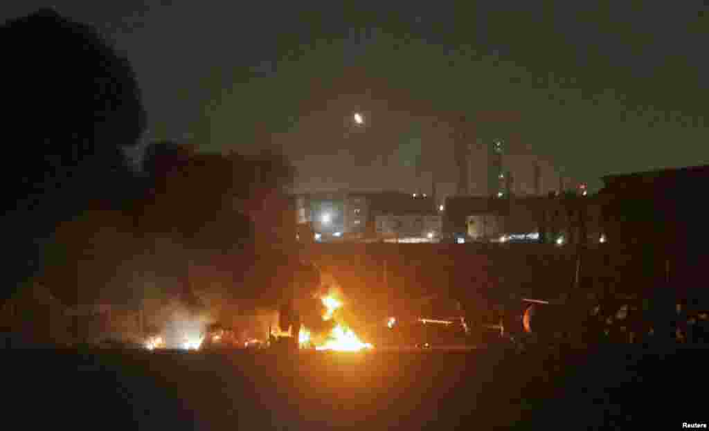 مہران&nbsp;بیس کراچی میں دھماکے کے بعد جہاز آگ کی لبیٹ میں