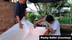 Pekerja Kabita Wedding membuat peti jenazah di Bogor di tengah pandemi Covid-19. (Foto: Ranky Safitri)