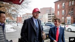 Manajer kampanye Presiden Donald Trump, Brad Parscale (tengah), di Manchester, New Hampshire, 11 Februari 2020. Parscale dicopot oleh Trump dan diganti dengan penasihat senior Bill Stepien.