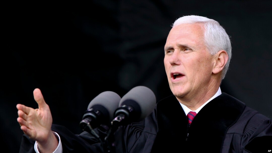 ARSIP – Wakil Presiden Michael Pence berbicara pada sebuah upacara peresmian di Grove City College, 20 Mei 2017, di Grove City, Pennsylvania (foto: AP Photo/Keith Srakocic).