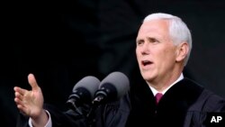 ARSIP – Wakil Presiden Michael Pence berbicara pada sebuah upacara peresmian di Grove City College, 20 Mei 2017, di Grove City, Pennsylvania (foto: AP Photo/Keith Srakocic).