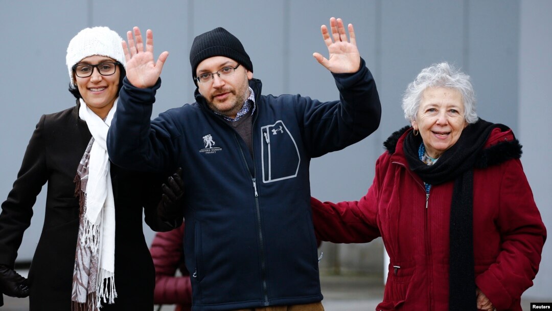 El reportero del Washington Post, Jason Rezaian (centro) fue uno de los cinco ciudadanos estadounidenses liberados en enero, por Irán, luego de que Estados Unidos devolviera $400 millones de dólares que le tenía retenido.