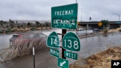 Poplavljeni putevi u Palmdejlu, u Kaliforniji (Foto: AP/Richard Vogel)