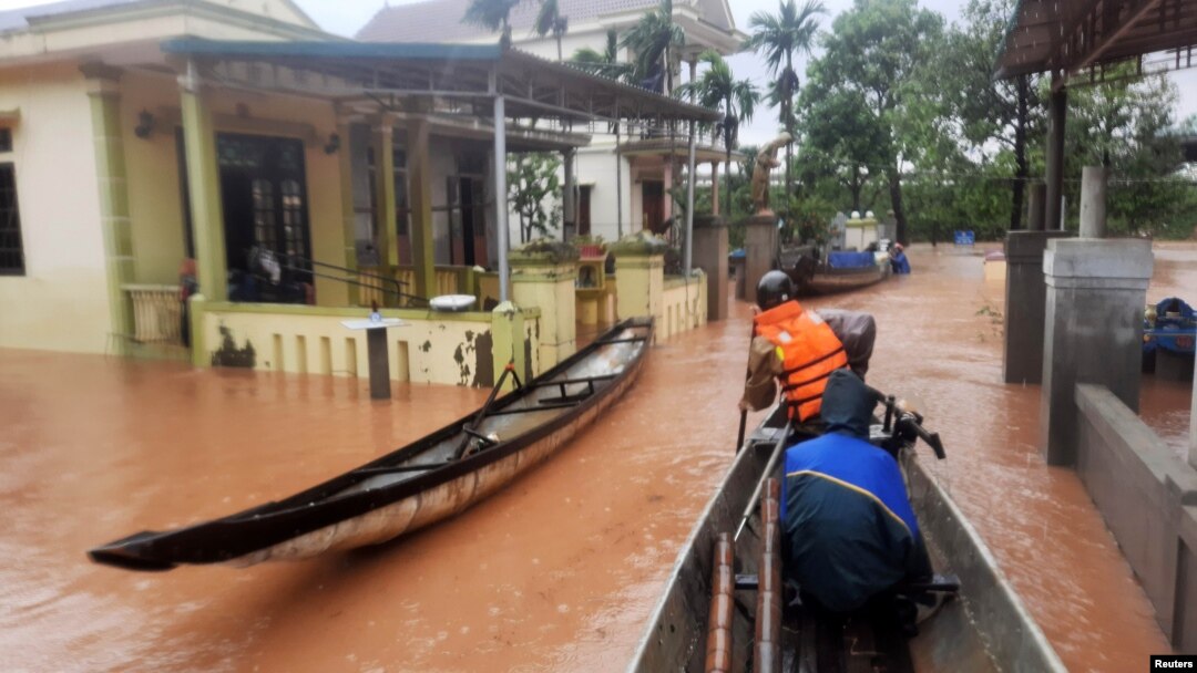 Rumah-rumah warga digenangi banjir akibat hujan lebat di provinsi Quang Tri, Vietnam (12/10). 