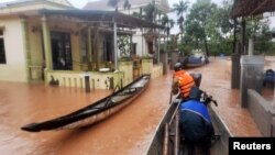 Rumah-rumah warga digenangi banjir akibat hujan lebat di provinsi Quang Tri, Vietnam (12/10). 