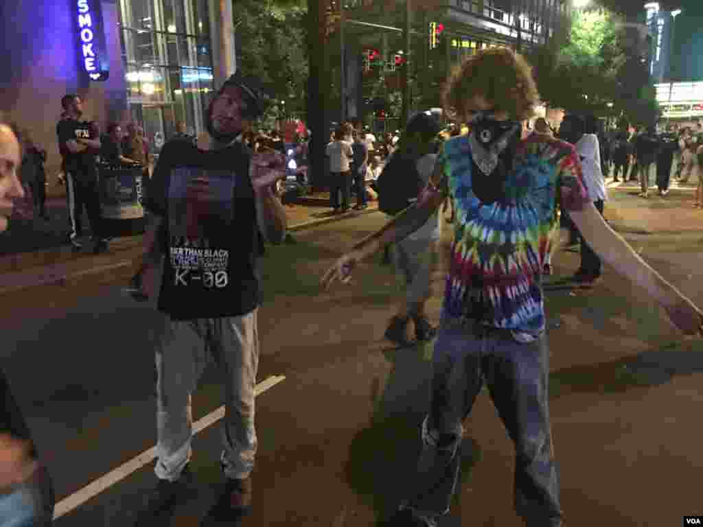 Snapshot from an anti-police protest in Charlotte, North Carolina, Sep. 23, 2016. (R. Mamonov/VOA)