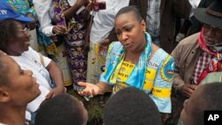 Photo d'archives (17 octobre 2010): La première dame de la RDC, Marie-Olive Lembe Kabila (au milieu) discutant avec des femmes de l'Est de la RDC lors de la Marche mondiale des femmes de Bukavu.