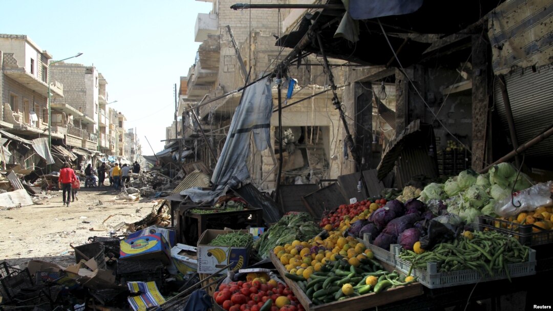Sayur-sayuran dan buah-buahan yang berserekan di sekitar toko-toko yang rusak setelah serangan udara ke sebuah pasar di Kota Maarat al-Numan, Idlib, Suriah. (Foto:Dok)
