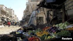 Sayur-sayuran dan buah-buahan yang berserekan di sekitar toko-toko yang rusak setelah serangan udara ke sebuah pasar di Kota Maarat al-Numan, Idlib, Suriah. (Foto:Dok)