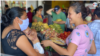 Algunos de los comerciantes del populoso mercado Oriental, en Managua, realizan compras siguiendo medidas de precaución básicas para prevenir el COVID-19. [Foto: Houston Castillo]