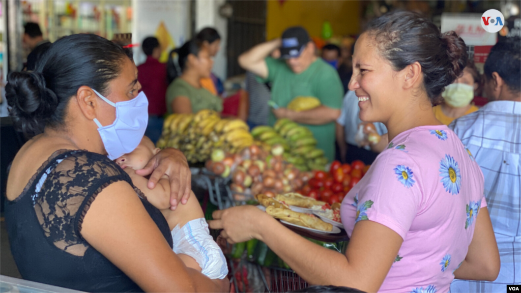 Una mujer nicaragüense usa barbijo en un populoso mercado de Managua. [Foto: Houston Castillo]