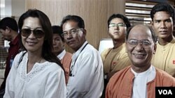 Aktris Malaysia, Michelle Yeoh (kiri) menurut rencana akan memerankan Aung San Suu Kyi dalam sebuah film mengenai tokoh aktivis Birma tersebut.