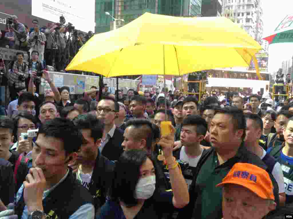 香港警方协助高等法院执达主任 清场旺角占领区亚皆老街（美国之音海彦拍摄）