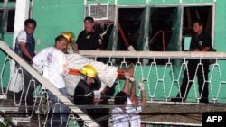 Рятувальники виносять тіло жертви з пошкодженого вибухом готелю