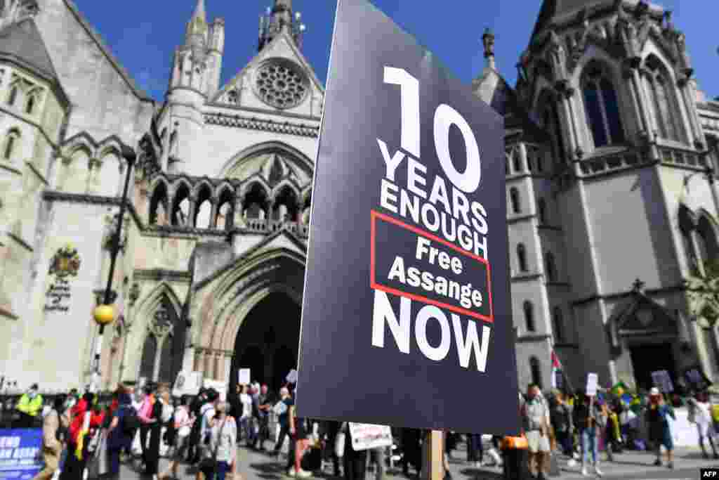 영국 런던 법원에서 위키리크스 설립자 줄리안 어산지를 미국으로 송환하기 위해 미국 정부가 제기한 항소 심리가 열린 가운데 법원 앞에선 어산지 지지자들이 송환 반대 시위를 벌이고 있다.