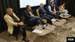 Mirko Klarin, Dino Mustafić, Dejan Jović, Srđan Milošević i Danica Vučenić na tribini "Da li populisti mogu da nas izvedu iz ratnog narativa“, koja je u organizaciji Foruma ZFD Srbija i SENSE – Centra za tranzicijsku pravdu iz Pule održana u Beogradu, 28. decembra 2019. 