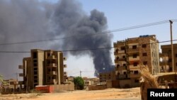 Asap mengepul di atas gedung-gedung setelah pengeboman udara, selama bentrokan antara paramiliter dan tentara di Khartoum Utara, Sudan, 1 Mei 2023. (Foto: REUTERS/Mohamed Nureldin Abdallah)