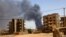 Asap mengepul di atas gedung-gedung setelah pengeboman udara, selama bentrokan antara paramiliter dan tentara di Khartoum Utara, Sudan, 1 Mei 2023. (Foto: REUTERS/Mohamed Nureldin Abdallah)