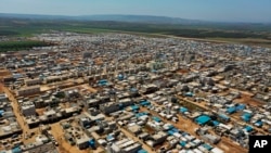 Kamp pengungsi di sisi Suriah yang berbatasan dengan Turki, dekat kota Atma, provinsi Idlib, Suriah, 19 April 2020. (Foto: dok).
