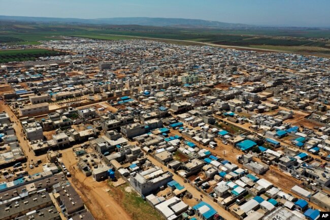 ترکی کی سرحد کے ساتھ شامی پناہ گزینوں کا ایک بڑا کیمپ۔ فائل فوٹو