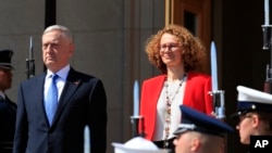 Fotografi arkivi/Ish Ministrja e Mbrojtjes së Maqedonisë së Veriut Radmila Sekerinska me ish Sekretarin amerikan të Mbrojtjes Jim Mattis gjatë ceremonisë në Pentagon më 1 maj, 2018/AP