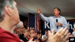 El aspirante republicano John Kasich habla durante un mitin en Derry, New Hampshire.