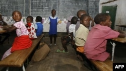 Anak-anak belajar di raung kelas sederhana di Harare, Zimbabwe (foto: ilustrasi). Kondisi ekonomi yang memburuk menyebabkan anak-anak harus bekerja membantu keluarga mereka. 