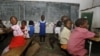 Des enfants zimbabwéens sont assis dans une salle de classe dans une école de Norton, à 55 km à l’ouest de Harare, le 28 janvier 2009 