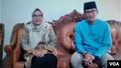 Ketua Pimpinan Pusat Aisyiah, Siti Noordjannah Djohantini (kiri) dan Sandiaga Uno dalam pertemuan di Yogyakarta Kamis (30/8). (Foto: VOA/Nurhadi)