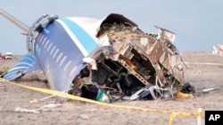 En esta fotografía tomada de un video publicado por la administración de la región de Mangystau, los restos del Embraer 190 de Azerbaijan Airlines yacen en el suelo cerca del aeropuerto de Aktau, Kazajstán, el miércoles 25 de diciembre de 2024.