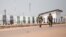 Deux militaires centrafricains patrouillent dans le quartier désert du PK12, à 12 kilomètres du centre-ville de Bangui, où les combats ont fait rage contre les rebelles de la Coalition des Patriotes pour le Changement (CPC) et les forces loyalistes, à Bangui, le 13 janvier 2021.