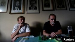 Dua pria tampak sedang merokok di bar di hari terakhir sebelum larangan merokok diberlakukan di Praha, Republik Czech, 30 Mei 2017 (foto: REUTERS/David W Cerny)