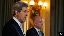 US Secretary of State John Kerry and Britain's Foreign Secretary William Hague during a news conference. (February 25, 2013)