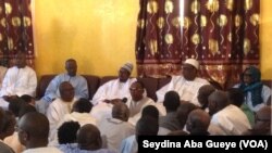 Le président sénégalais Macky Sall en blanc à droite venu présenter ses condoléances chez le défunt Khalife à Touba, Sénégal, 10 janvier 2018. (VOA/ Seydina Aba Gueye)