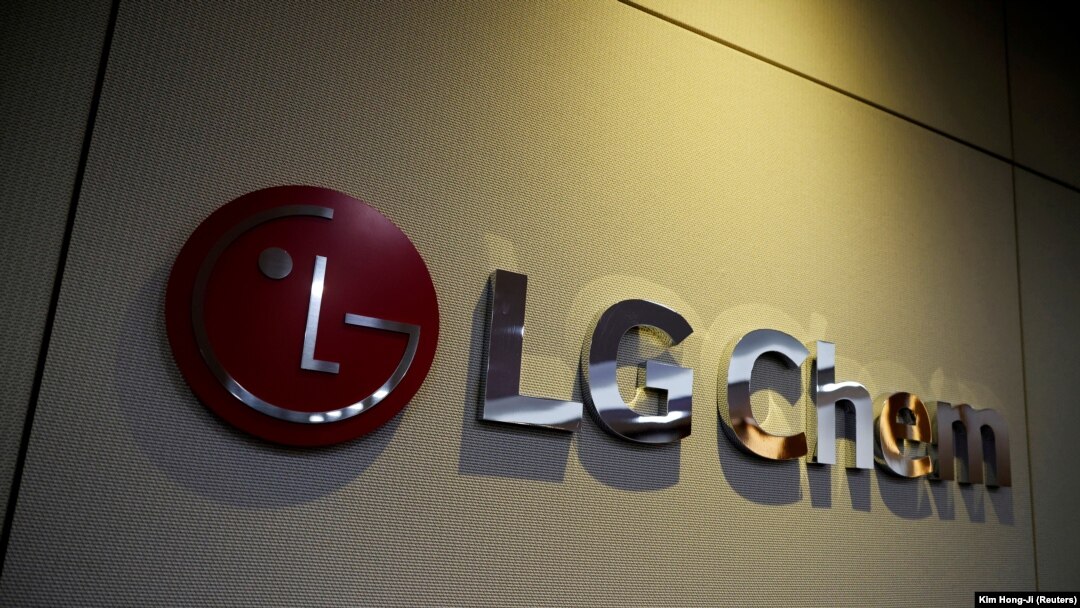 Logo LG Chem terlihat di gedung kantornya di Seoul, Korea Selatan, 16 Oktober 2020. (Foto: REUTERS/Kim Hong-Ji)