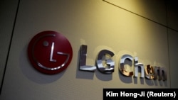 Logo LG Chem terlihat di gedung kantornya di Seoul, Korea Selatan, 16 Oktober 2020. (Foto: REUTERS/Kim Hong-Ji)