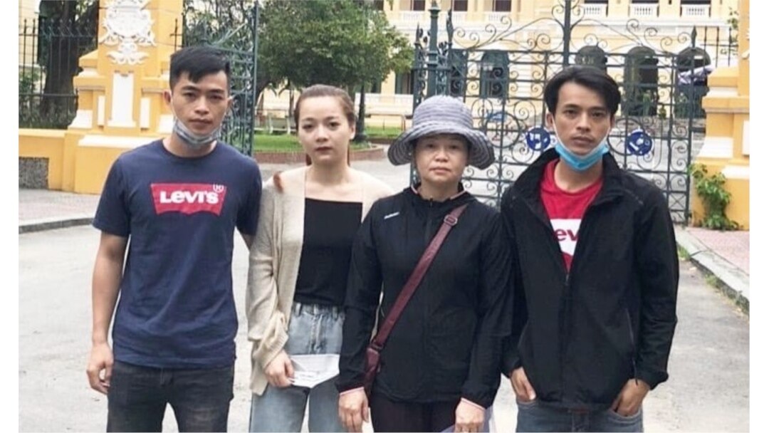 Bà Huỳnh Thị Kim Nga và ba người con trước tòa án Tp. HCM hôm 31/7/2020 nhưng không được phép vào phòng xử ông Ngô Văn Dũng và các thành viên nhóm Hiến pháp.