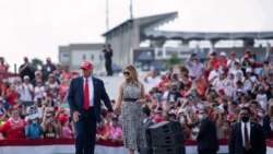 Predsednik Donald Tramp i prva dama Melanija Tramp posle govora na skupu "Make America Great Again" na parkingu stadiona Rejmond Džejms 29. oktobra 2020. u Tampi u Floridi.