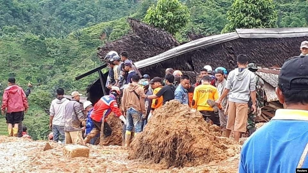 Tim penyelamat berusaha mencari korban tanah longsor di Sukabumi, Jawa Barat, Selasa 1/1 (Foto: SEKOLAH RELAWAN).