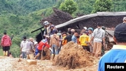 Tim penyelamat berusaha mencari korban tanah longsor di Sukabumi, Jawa Barat, Selasa 1/1 (Foto: SEKOLAH RELAWAN/Reuters).