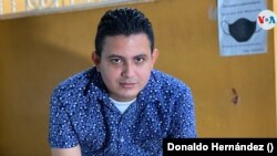 El periodista Edwin Vega quedó desempleado tras un recorte de personal en el periódico La Prensa de Nicaragua. [Foto Donaldo Hernández, VOA]