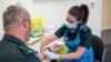La paramédico Jess Baddams toma una muestra de sangre de Tony Oliver durante una prueba para el coronavirus en Birmingham, Inglaterra.