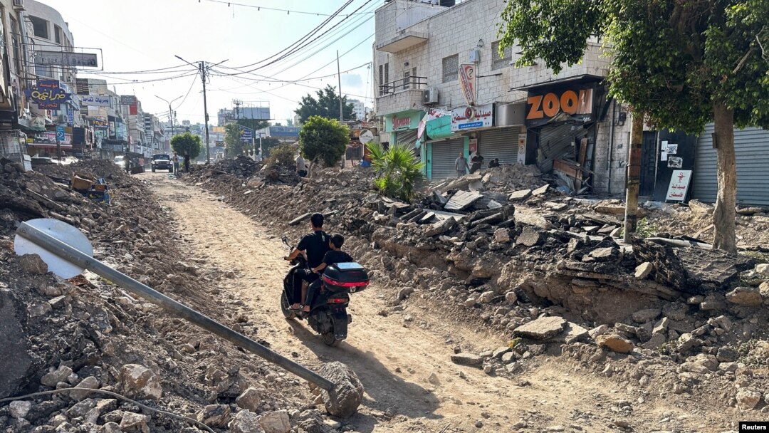 Palestinci voze motocikl po oštećenoj ulici nakon izraelske vojne operacije u Dženinu na Zapadnoj obali koju su okupirali Izrael, 6. septembra 2024.