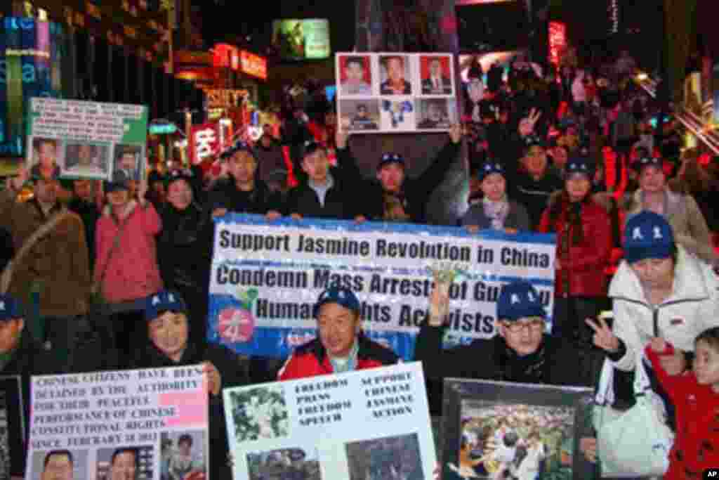 中国民主党成员纽约市时报广场前示威