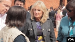 Dr. Jill Biden and World Food Program Executive Director Ertharin Cousin are briefed by a WFP worker in Zomba district, Malawi, on the progress of school feeding program, July 19, 2015. (L. Masina/VOA)