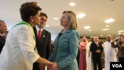 La presidenta de Brasil, Dilma Rousseff, tuvo un cálido encuentro con la secretaria de Estado estadounidense, Hillary Clinton.