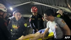 Esta fotografía difundida por la Región Policial La Libertad muestra a los equipos de rescate trabajando en la escena de un accidente en el que se derrumbó el techo de un patio de comidas en un centro comercial en Trujillo, Perú, el 21 de febrero de 2025.