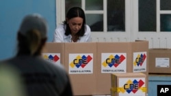 ARCHIVO - María Corina Machado, dirigente de la oposición venezolana, vota en la elección presidencial del 28 de julio pasado, en Caracas. La líder política ha llamado a un boicot de las votaciones previstas para 2025 en su país.