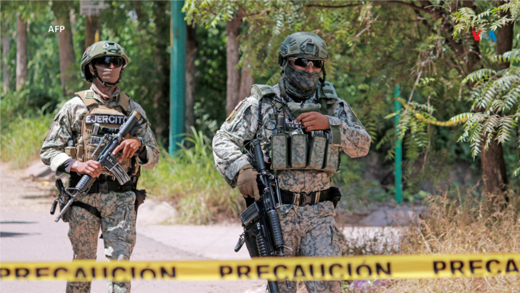 Guardia de soldados del Ejército Mexicano durante operativo militar en Culiacán, Estado de Sinaloa, México.&nbsp;La ola de violencia en Sinaloa no ha logrado contenerse a pesar de que el gobierno federal envió 2.200 elementos del Ejército y la Guardia Nacional para proteger a la población.